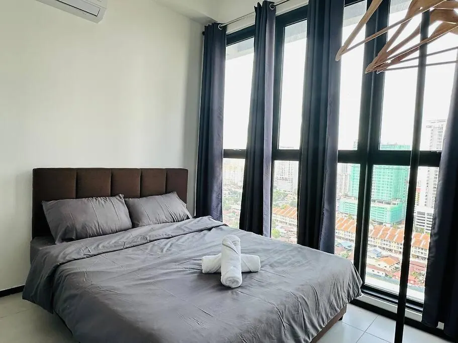 Urban Suites 8Pax With Netflix And Board Games With Seaview Jelutong Apartment